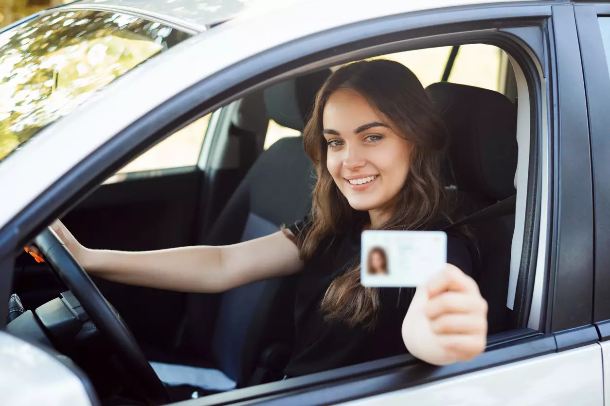 1.Holding.DrivingLisence.IDeveret.com 1